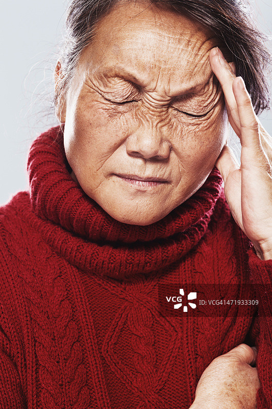 感到疼痛的老年人图片素材