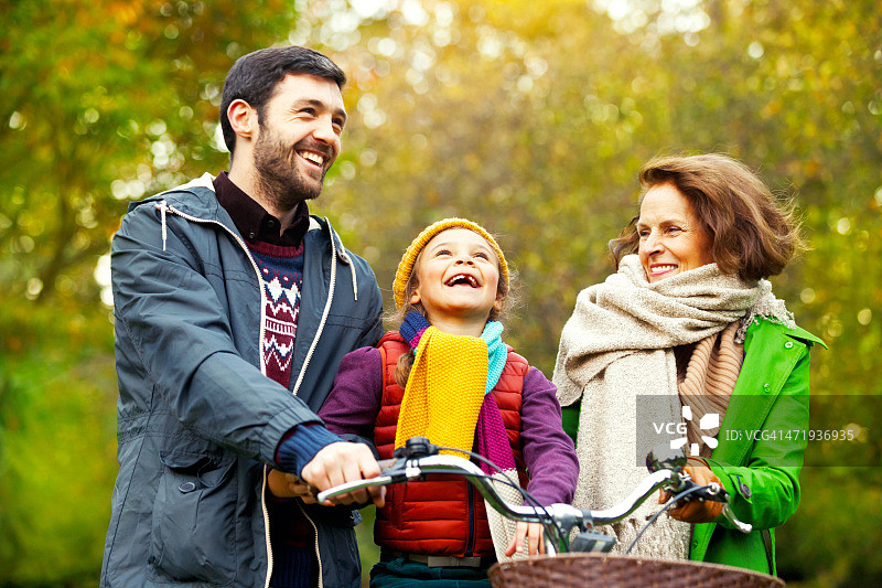 公园里的家庭图片素材