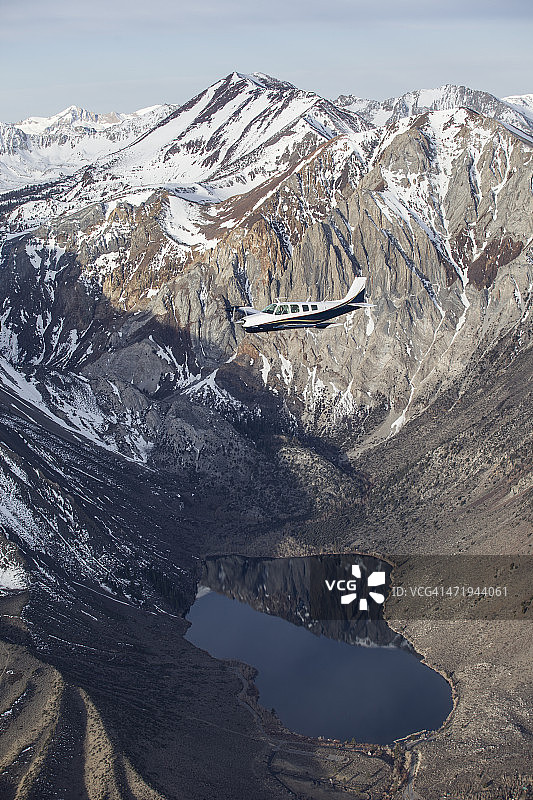 比奇富矿Model 36型飞机飞越加州康维科特湖图片素材