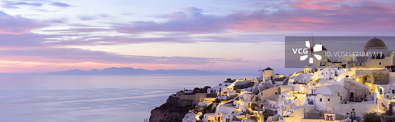 希腊圣托里尼岛伊亚村的风车图片素材