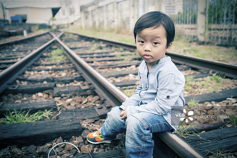 儿童等火车图片素材