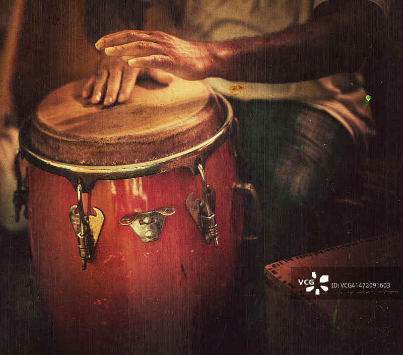 演奏康茄鼓图片素材