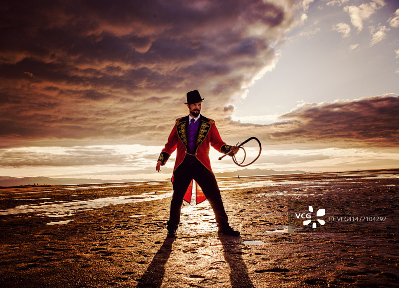 戏剧性沙漠背景下的马戏团指挥图片素材