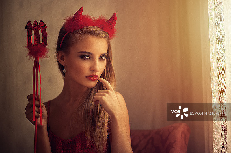 穿着恶魔裙的女孩图片素材