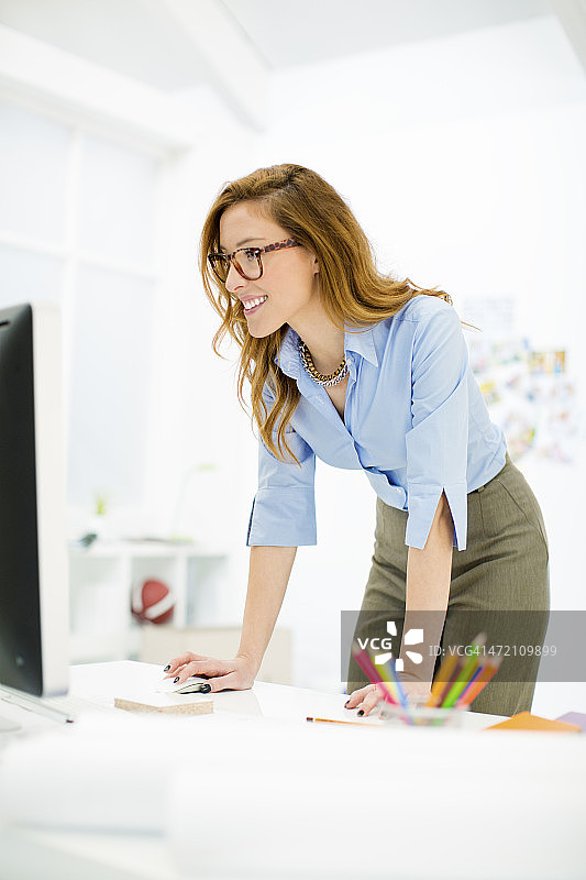 女室内设计师在办公室工作图片素材