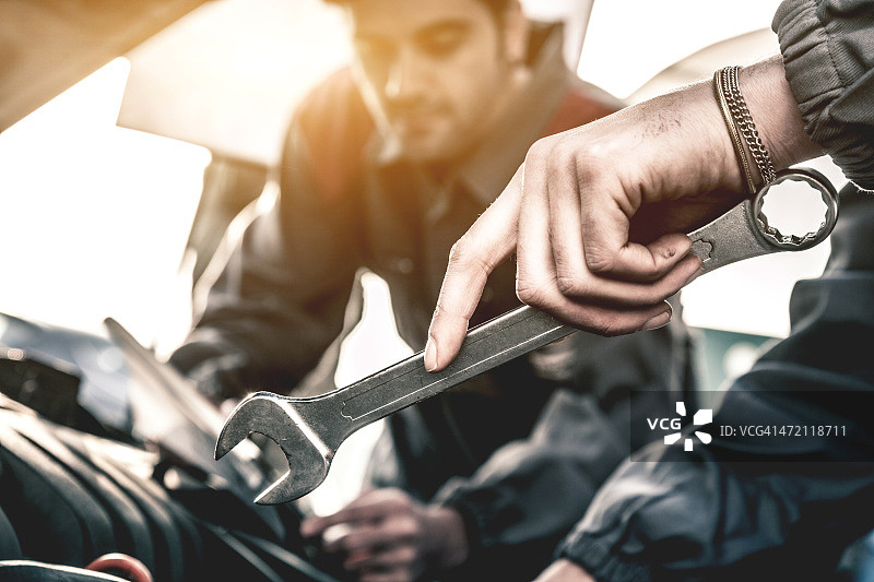 汽车修理工修理汽车发动机图片素材