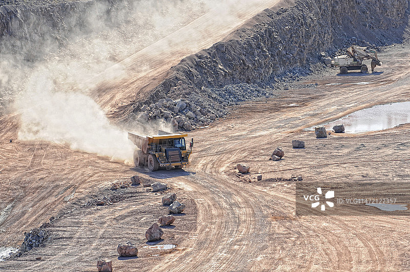露天矿场的自卸卡车图片素材
