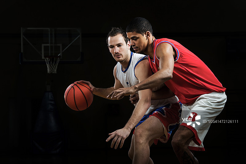 男人们在打篮球。图片素材