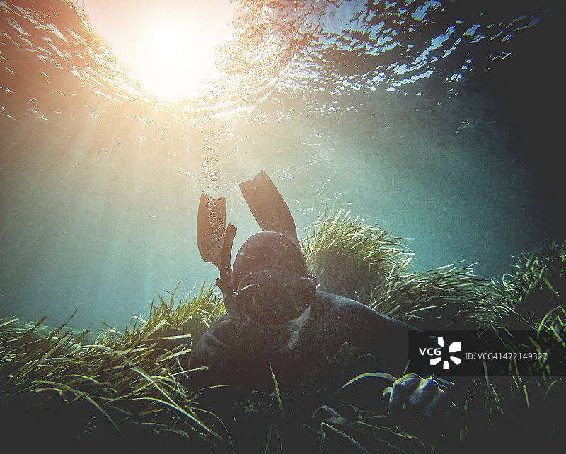 自由潜水员深海捕鱼图片素材