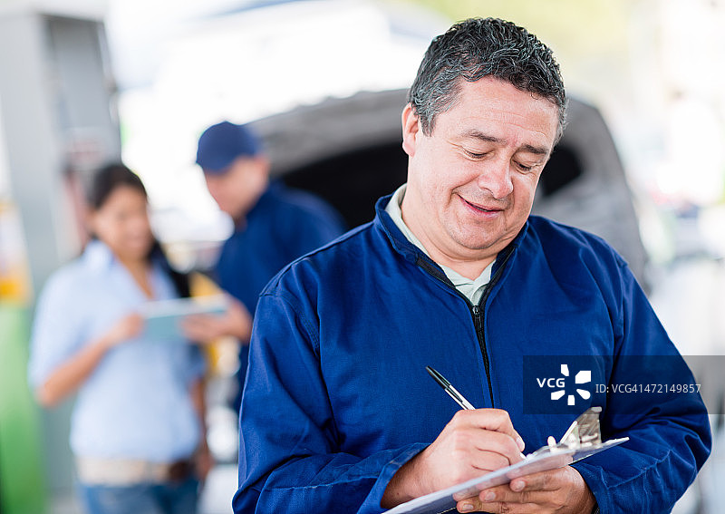 在修理厂工作的修理工图片素材