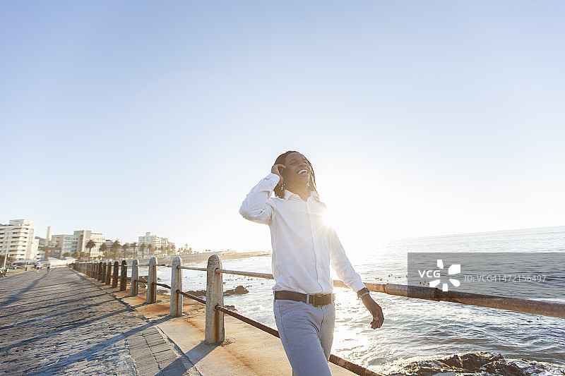 正在愉快通话的非洲商人图片素材