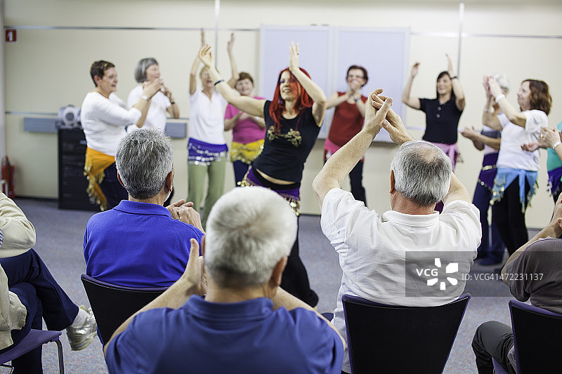 为专业肚皮舞者伴舞图片素材