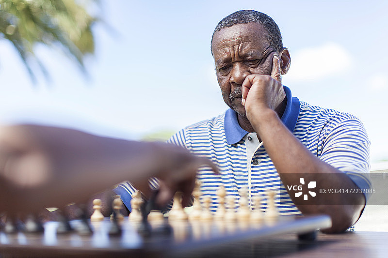思考下一步的老年非洲男人图片素材