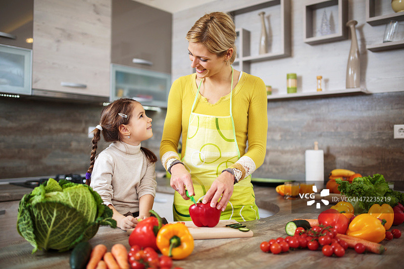 厨房里的母女图片素材