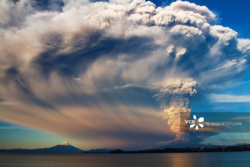 卡尔布科火山喷发航拍景观图片素材