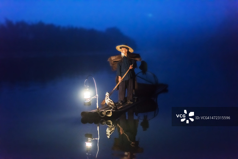 中国老年渔民在漓江上用木筏捕鱼图片素材