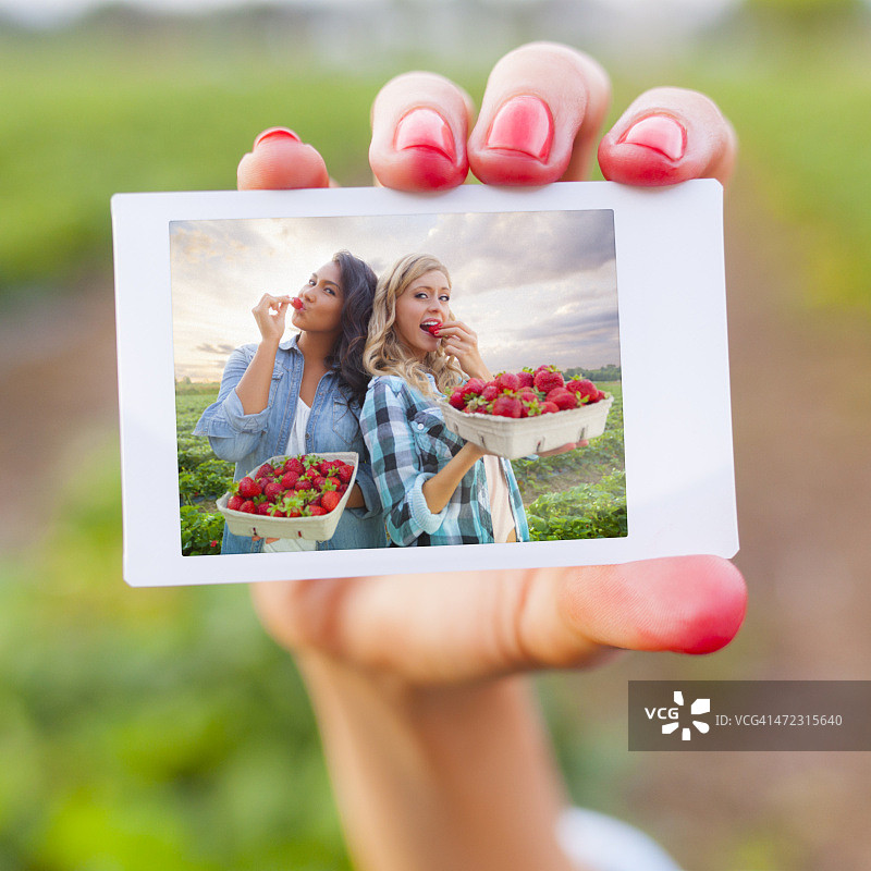 手持Instax相机照片图片素材