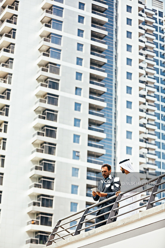 在户外做生意的阿联酋商人图片素材