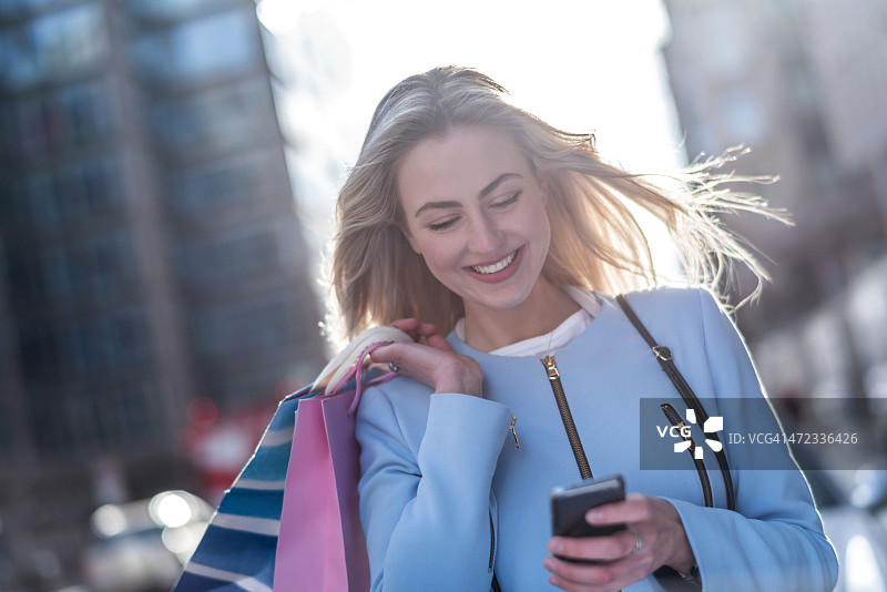 用手机App购物的女人图片素材