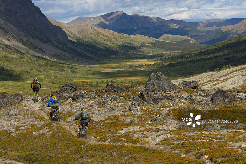 山地自行车越野骑行图片素材