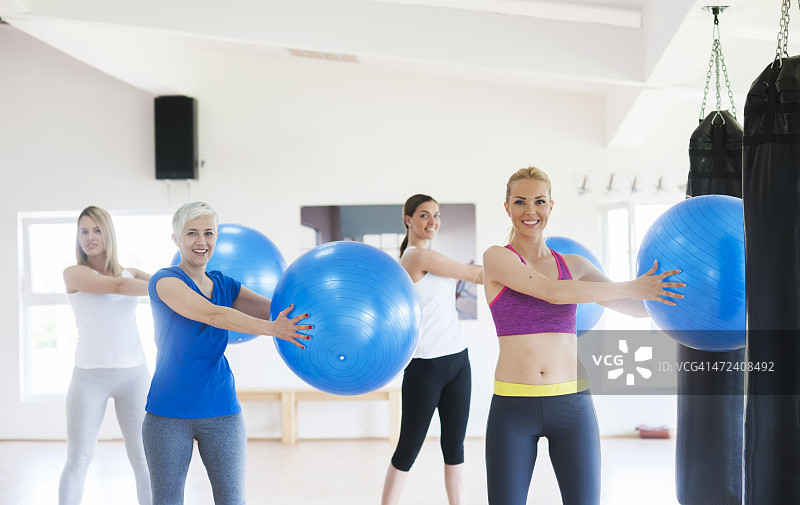 在健身房锻炼的女人图片素材