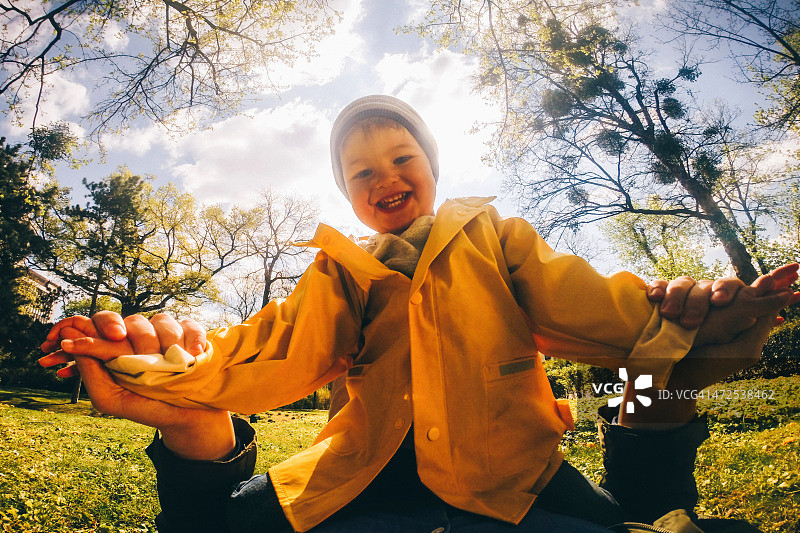 微笑的小男孩图片素材