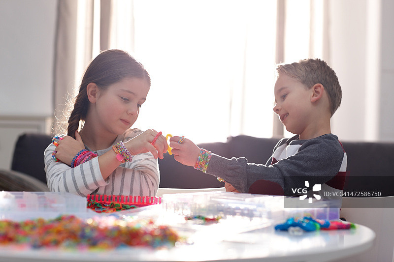 孩子们制作创意织机带图片素材