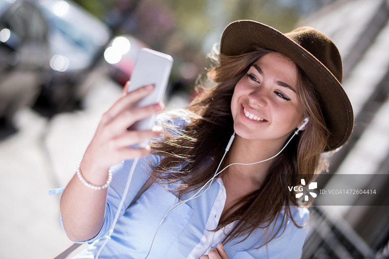 年轻女人用手机听音乐图片素材