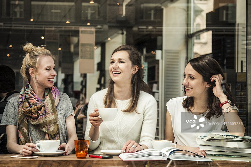 朋友们在斯堪的纳维亚的咖啡馆放松身心图片素材