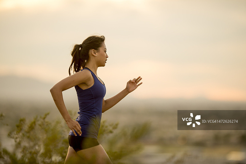 黄昏小径跑图片素材