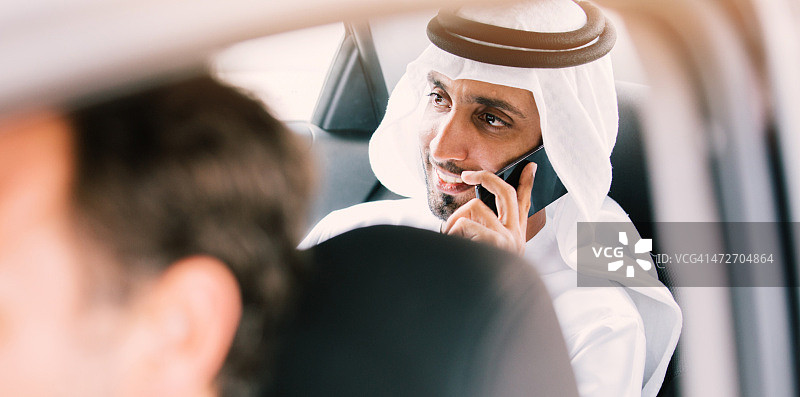打电话的阿联酋商人图片素材