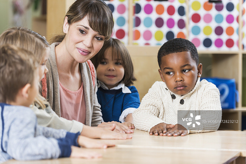 老师和多种族学前儿童在课堂上图片素材