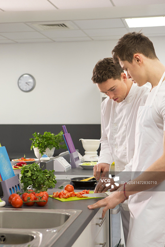 学生厨师与导师学习图片素材