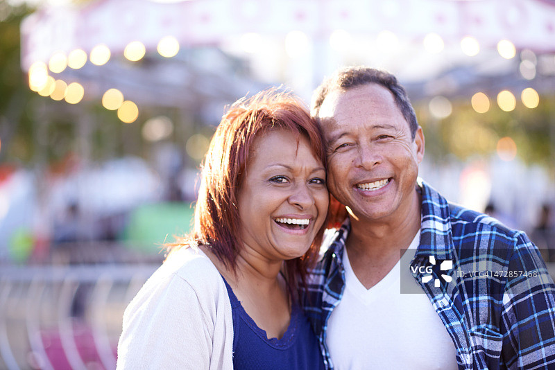 在嘉年华玩得很开心图片素材