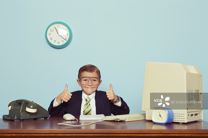 办公室里竖起大拇指的小男商人图片素材