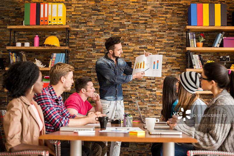 同事们在办公室分析数据图表图片素材