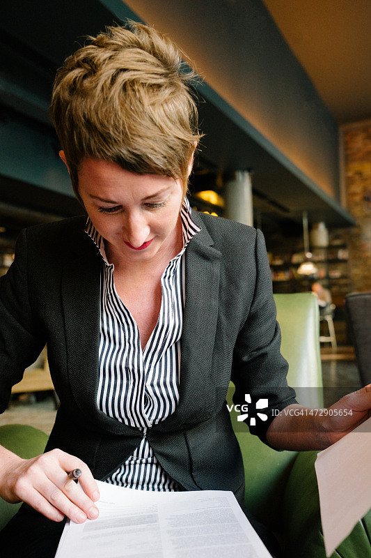 签署文件的女商人图片素材