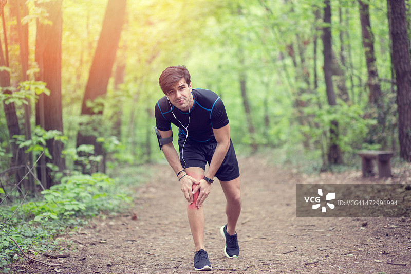 公园里膝盖受伤的男人图片素材