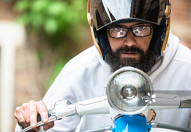 在他的摩托车上图片素材