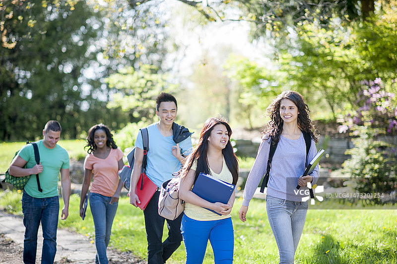 一群学生走向上课地点图片素材