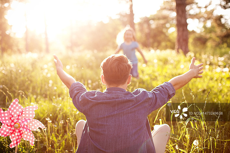 父女在草地上户外活动图片素材