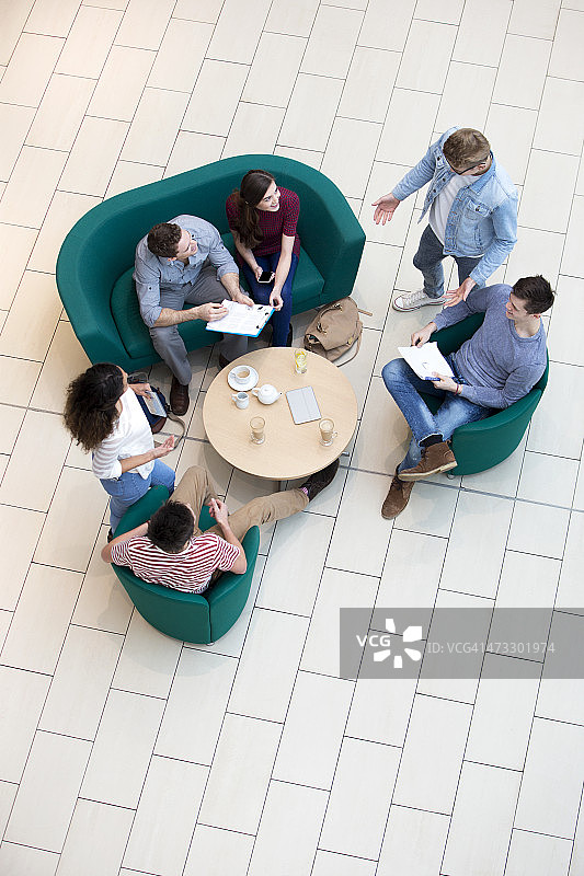 大学生和老师在咖啡馆会面图片素材