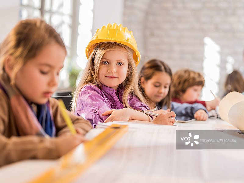 在办公室工作的儿童工程师群体图片素材