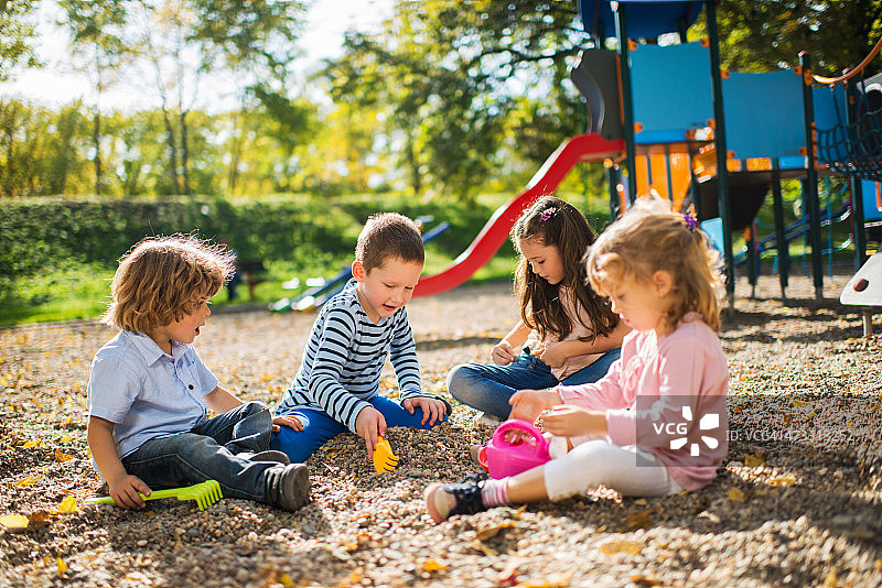 一小群孩子在操场上玩耍图片素材
