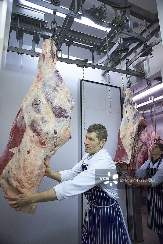 肉类批发店里的屠夫图片素材