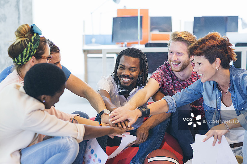 创意创业团队携手合作图片素材