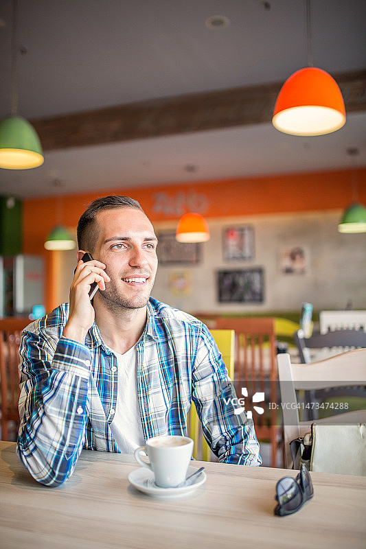 咖啡店里的年轻男人图片素材