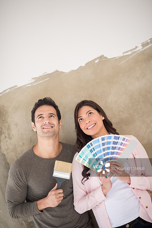 情侣一起粉刷房子图片素材