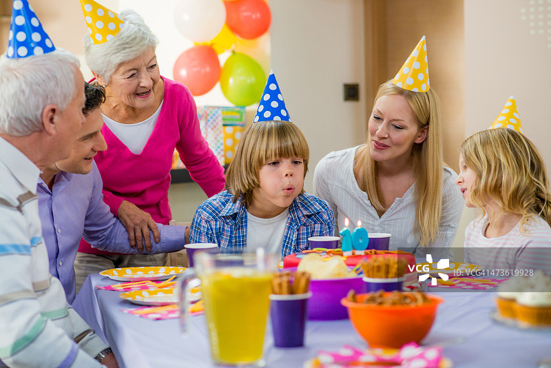 家人庆祝男孩的生日图片素材