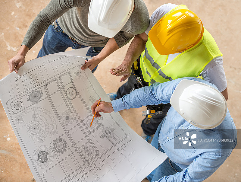 正在查看蓝图的土木工程师图片素材